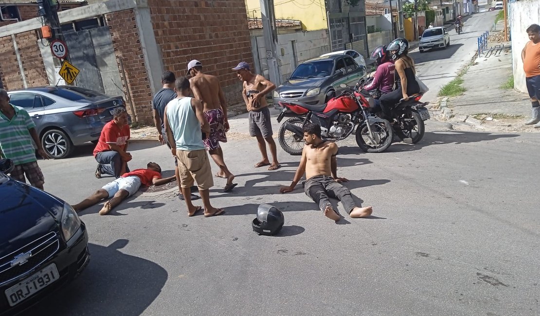 Motociclistas ficam feridos após colisão no Feitosa, em Maceió