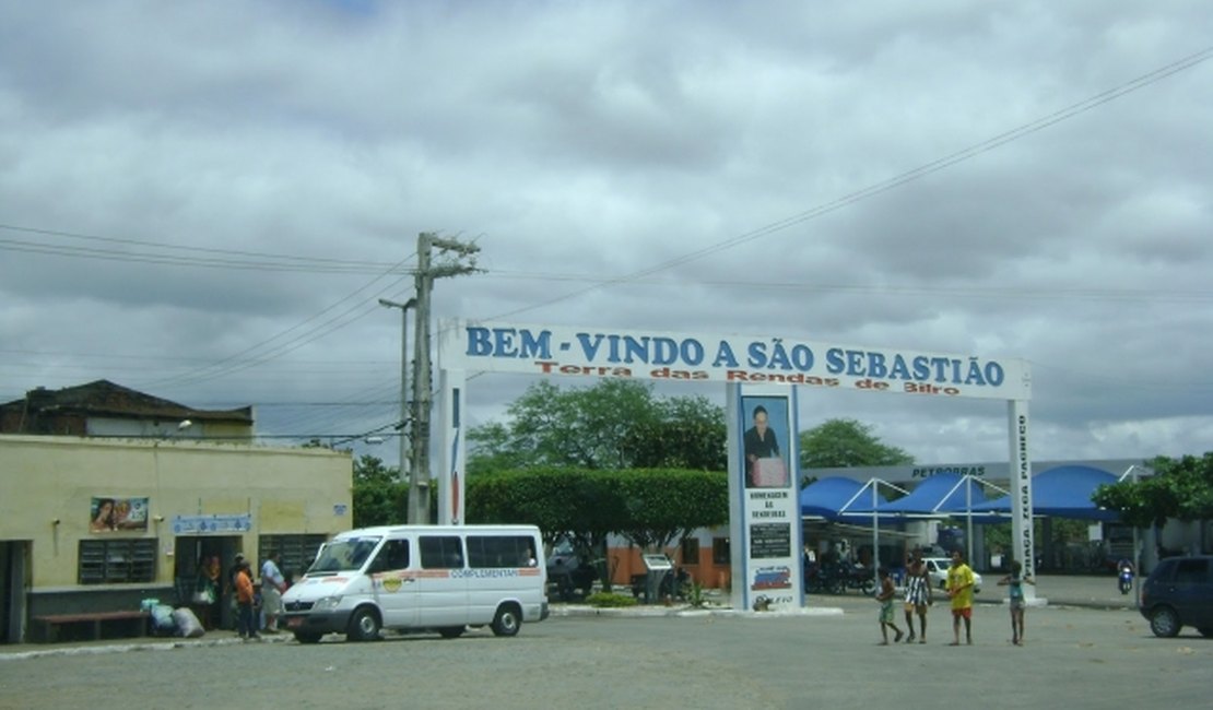 Quatro homens invadem escola com espingarda 12