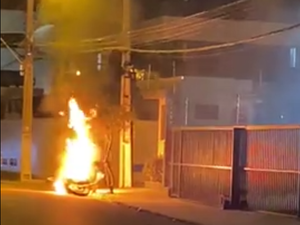 Motocicleta fica destruída após pegar fogo no bairro da Ponta Verde