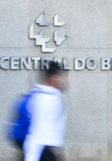 Juros das famílias seguem elevados e chegam a 64% ao ano, diz BC
