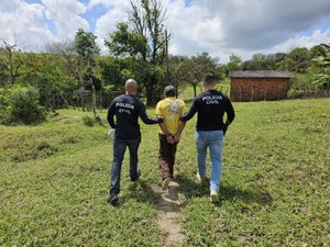 [Vídeo] Homem que matou vizinho a facadas é preso 24 anos depois do crime