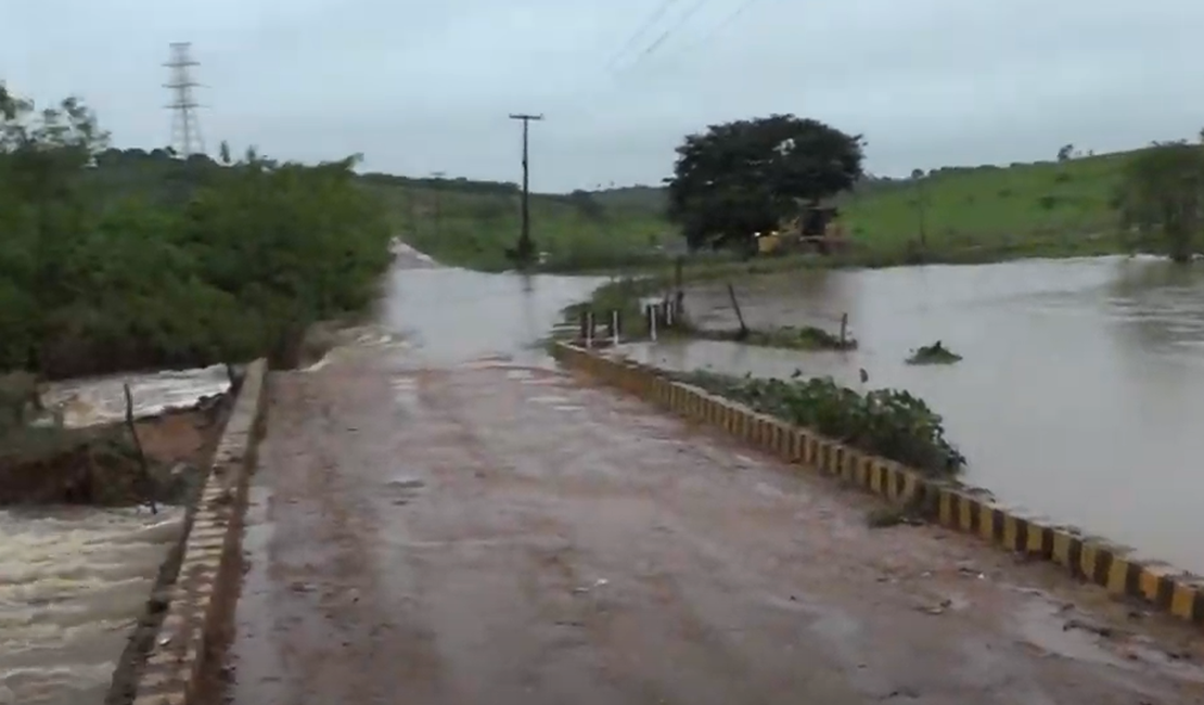 [Vídeo] Rio Perucaba enche e dificulta tráfego em ponte na zona rural de Arapiraca