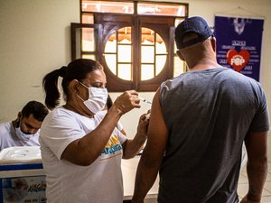 Prefeitura de Arapiraca realiza atualização vacinal contra a Covid-19 para população em situação de rua