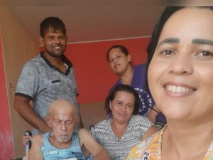 Filha de idoso comemora alta e agradece tratamento recebido pelo pai na Unidade de AVC do HEA