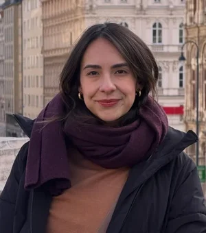 Influencer famosa revela câncer raro associado a implante de silicone