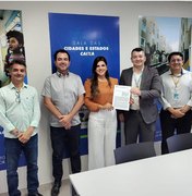 Prefeita assina contrato para construção de 25 casas na cidade de Novo Lino