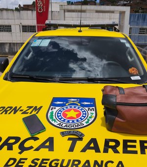 Idosa cochila enquanto espera transporte e tem bolsa furtada em rodoviária de Novo Lino