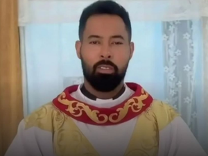 Padre flagrado com noiva de fiel se convida para casa de outra mulher: 'Tomar um café'