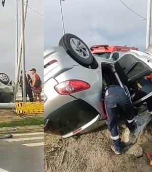 Motorista suspeito de estar alcoolizado capota carro após colisão no Pontal da Barra