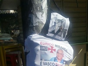 Torcedores protestam e queimam boneco de Eurico em São Januário