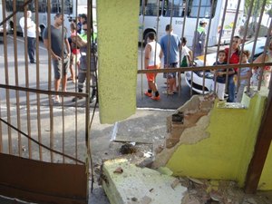 Susto: coletivo colide em muro de creche e por pouco não provoca tragédia