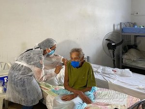 Usuários de unidades de acolhimento são vacinados contra a Covid-19