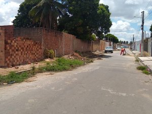 Moradores da Rua Izídio Leão convivem com mato e esgoto ao ar livre em Arapiraca