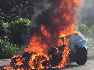 Carro de Paquetá pega fogo, explode, mas jogador já treina no CT