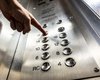 Bebê e outras duas pessoas ficam presas em elevador de edifício na Ponta Verde