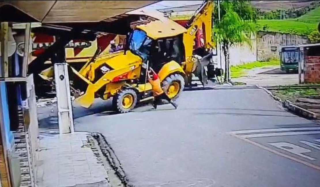 Trator ultrapassa linha férrea após emissão de sinal sonoro e é atingido por trem em Rio Largo