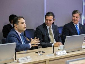 Renan Filho assina em Brasília retomada das obras da BR-101