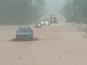 Chuvas causam alagamentos em Japaratinga
