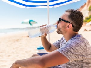 Saúde alerta para necessidade de hidratação e do uso de protetor solar