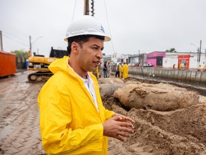 Obra do Renasce Salgadinho avança com instalação de 4 mil placas de concreto