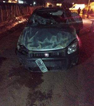 Para evitar colisão frontal motorista sai da pista e tomba veiculo na AL-110, em Arapiraca
