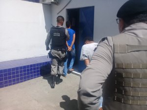 Adolescentes fingem estar armados, roubam celular e são apreendidos