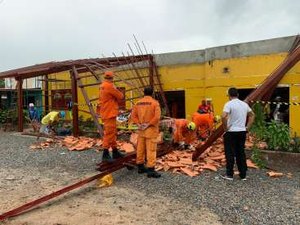 [Vídeo] Teto de estabelecimento cai e deixa duas pessoas feridas em Marechal Deodoro