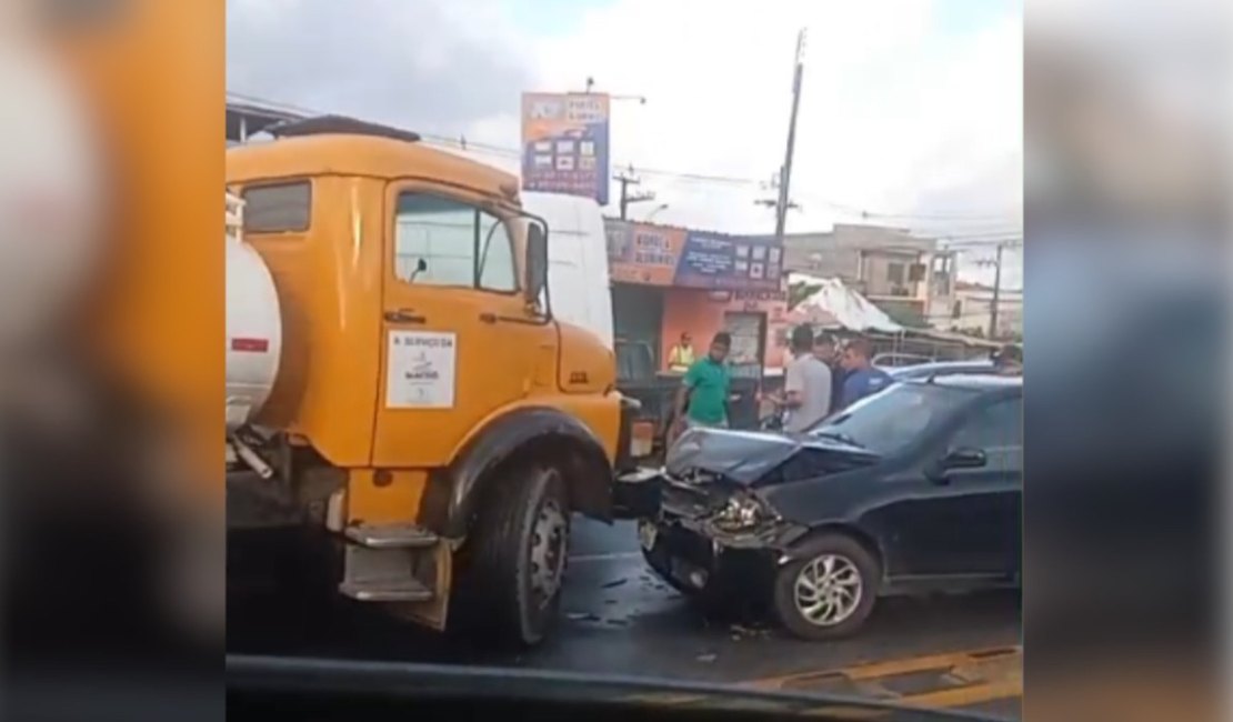 Colisão entre caminhão e carro provoca engavetamento de cinco veículos e deixa ferido na Via Expressa