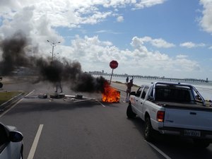 Manifestantes bloqueiam via na orla em protesto contra sumiço de adolescente 