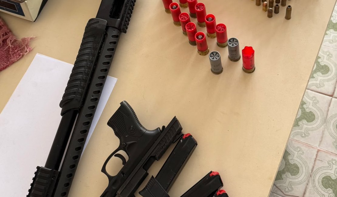 Polícia apreende armas de fogo e munições  no bairro Canafístula, em Arapiraca