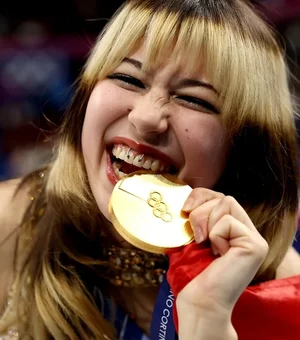 Piercing viral de Alysa Liu preocupa profissionais da saúde