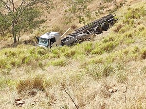 Caminhão perde o controle e capota em Palmeira dos Índios