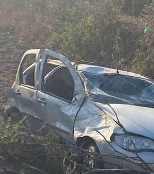 Homens ficam feridos após carro capotar na zona rural de Craíbas