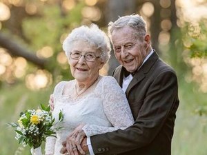Casal usa mesmos trajes do dia do casamento 60 anos depois