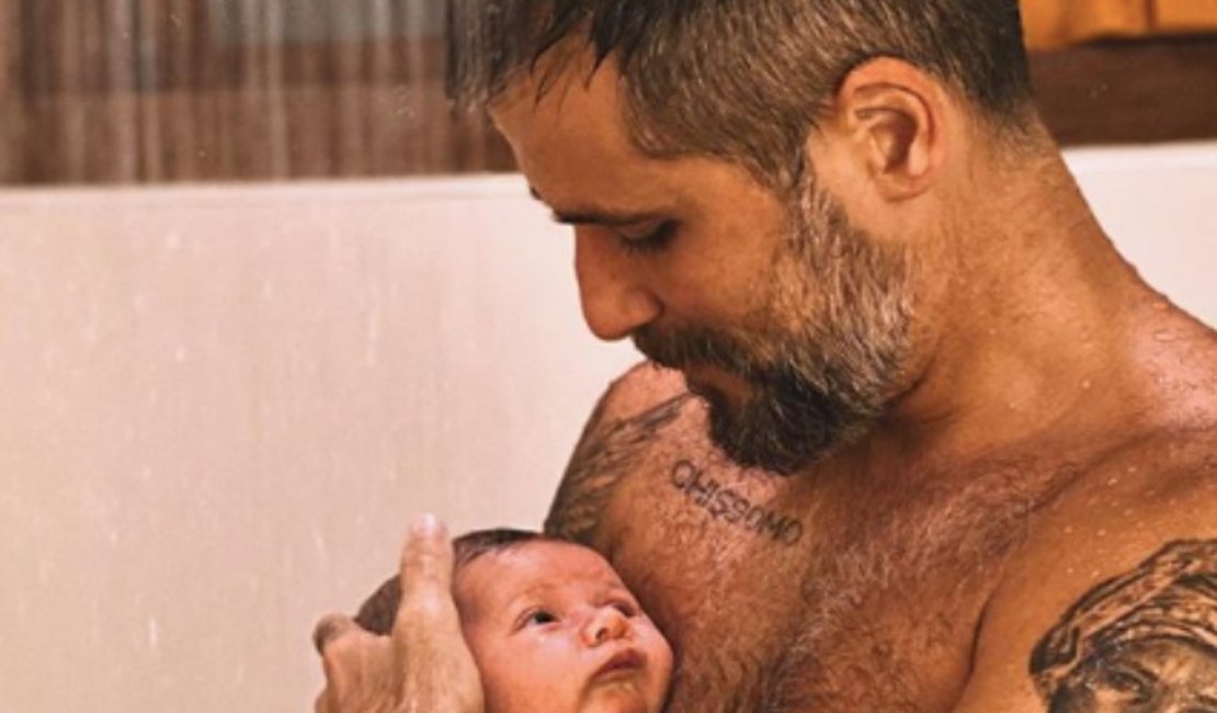 Bruno Gagliasso toma banho com o filho Zyan: 'Conexão'