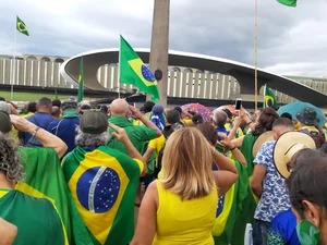 Acampados, “patriotas” tuítam para Bolsonaro: “Perdi emprego e mulher”