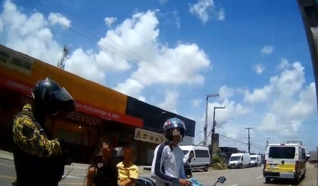 Motociclista inabilitado é flagrado transportando duas crianças na Av. Durval de Góes Monteiro
