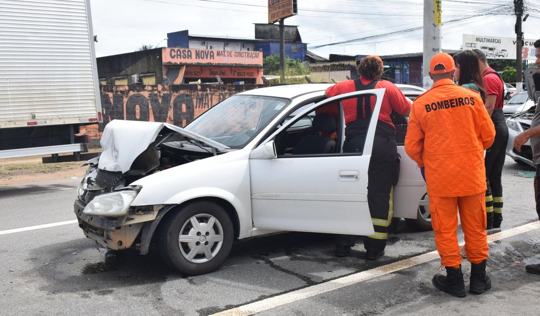 Colisão entre dois carros deixa um morto na BR-104, na zona rural de Rio Largo