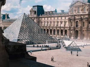 Museu do Louvre reabre para público pela 1ª vez após roubo de joias