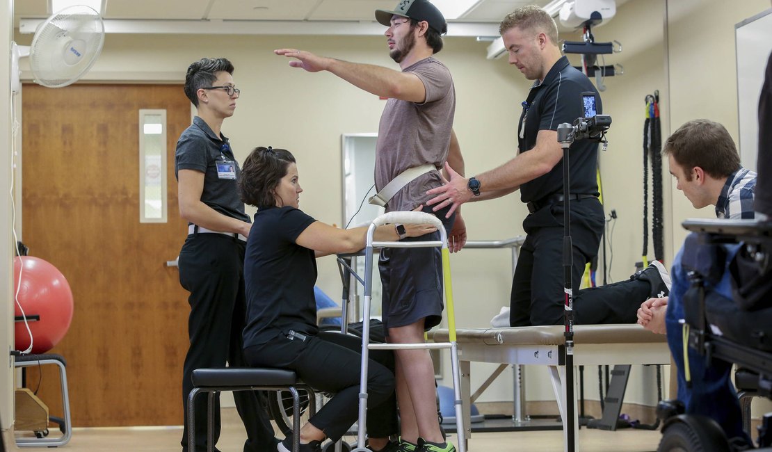 Tratamento experimental faz paraplégicos recuperarem movimentos das pernas