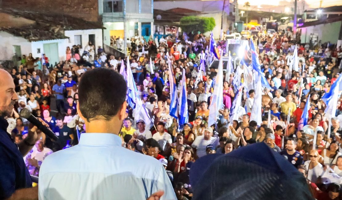 Antonio e Nivaldo Albuquerque reúnem multidão em Passo de Camaragibe e respondem a Cícero Cavalcante: 'A prefeitura é do povo'