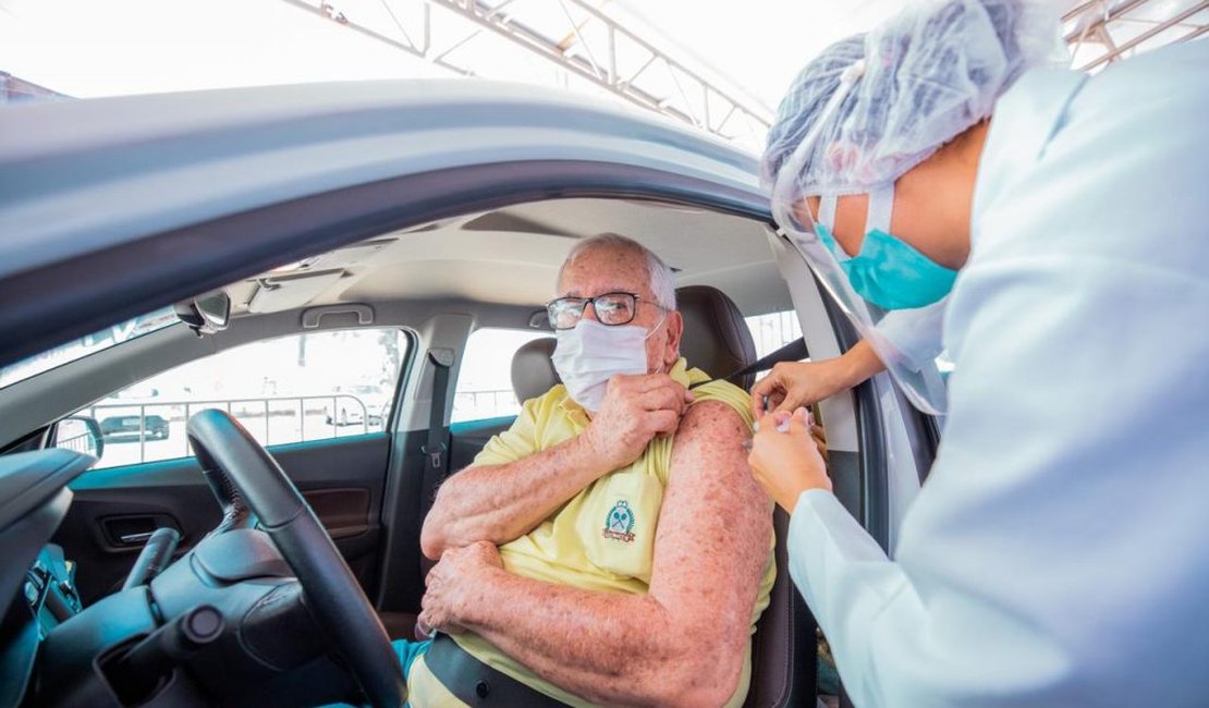 Covid-19: vacinação para idosos com 74 anos começa nesta quinta, em Maceió