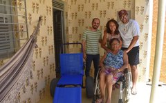 Dona Dirce Costa, de 79 anos, chegou do Mato Grosso do Sul (MS) e solicitou uma cadeira anfíbia. O coordenador do Projeto, João de Barros, fez a entrega do equipamento