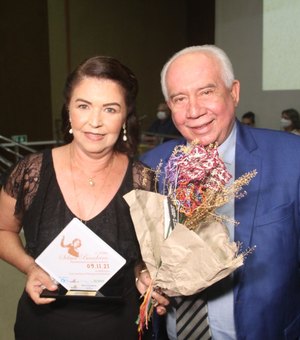 Secretária de Assistência Social de Maragogi recebe prêmio Selma Bandeira