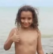 Menino de 6 anos é encontrado morto em terreno baldio em de Maceió
