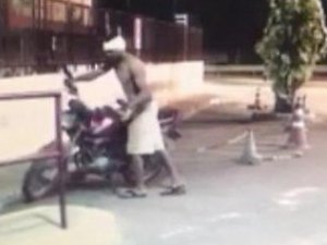 [Vídeo] Moto de funcionário do Chama é furtada em frente à guarita do Hospital