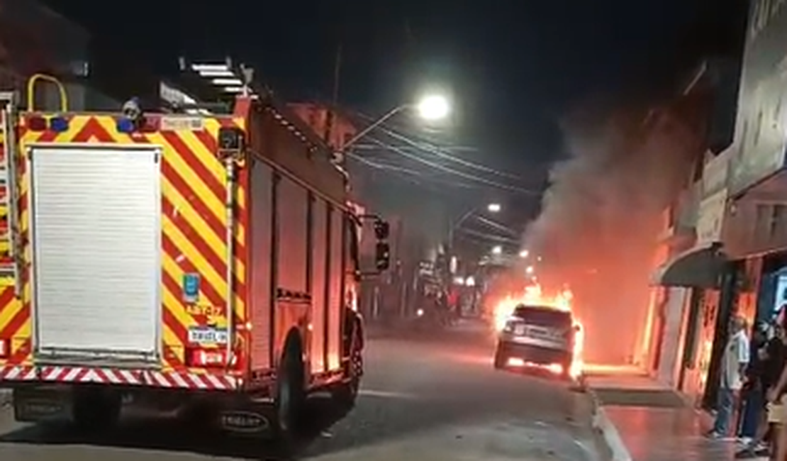 Land Rover pega fogo e mobiliza bombeiros no bairro Brasília, em Arapiraca