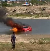 Carro pega fogo e é jogado em barragem para conter as chamas em Piranhas