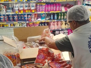 Vigilância Sanitária apreende 100kg de alimentos estragados em supermercado na Ponta Verde