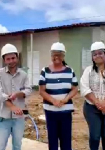 Tia Júlia vistoria obras de 400 casas em Palmeira dos Índios e anuncia entrega